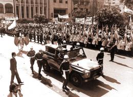  29 DE AGOSTO DE 1991. Los restos de Juan Bautista Alberdi llegan a la Casa de Gobierno de Tucumán, entre el fervor público. ARCHIVO LA GACETA